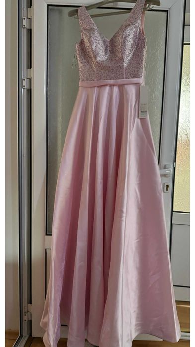 Официална рокля.