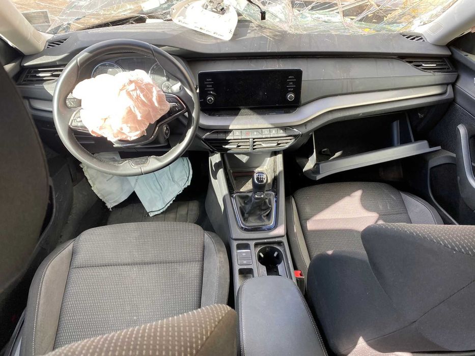 dezmembrez skoda octavia 4 , 1.5i cod motor DCPA cod culoare H8Z