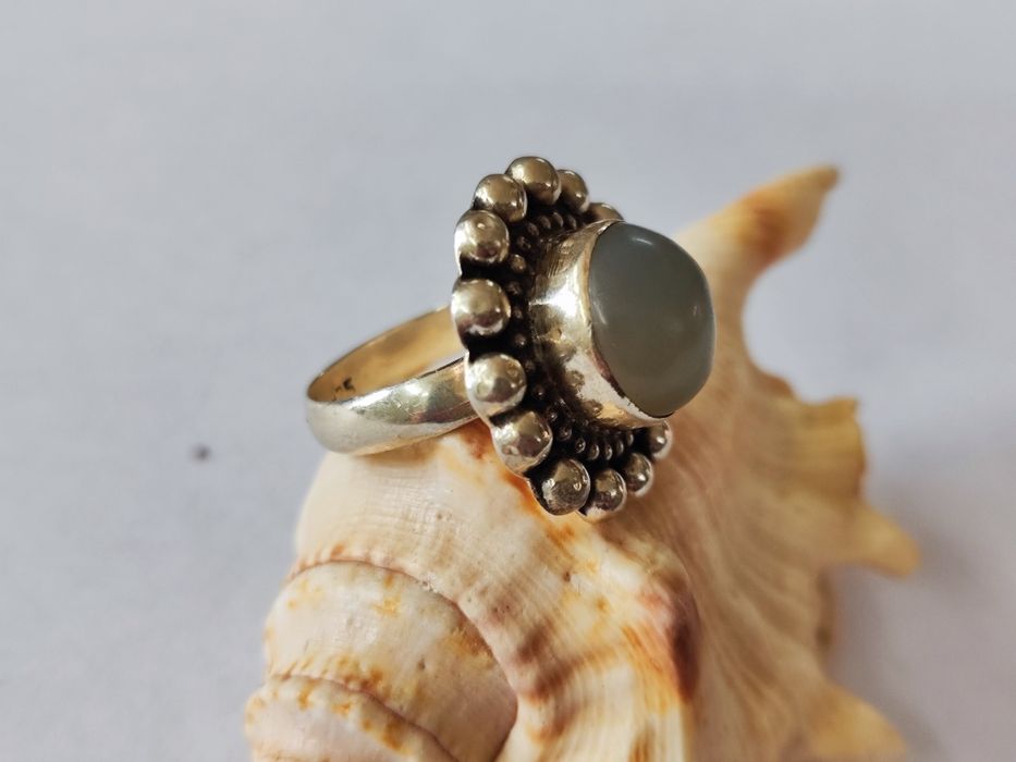 Сребърен пръстен с лунен камък