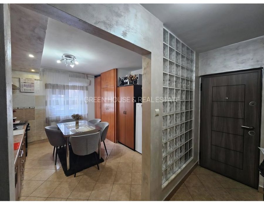 Vând apartament 3 camere -Deva