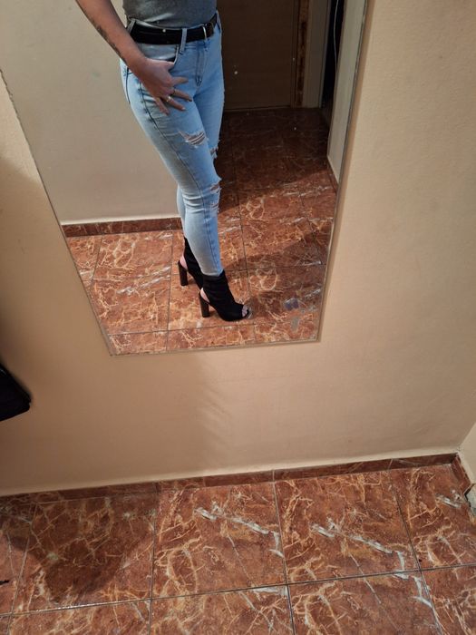 Вталени еластични дънки размер М