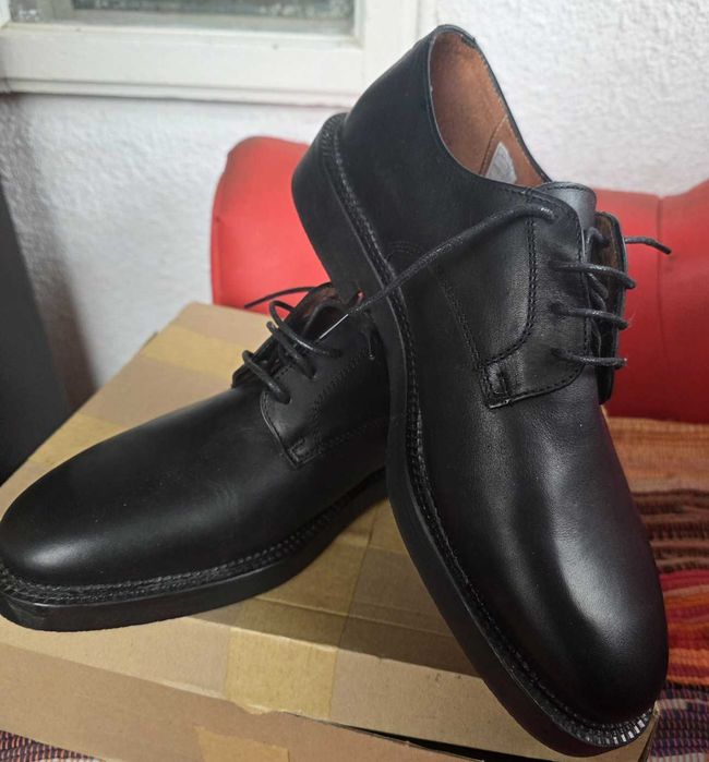 Pantofi eleganti din piele, talpa foarte rezistenta de crep, marime 45