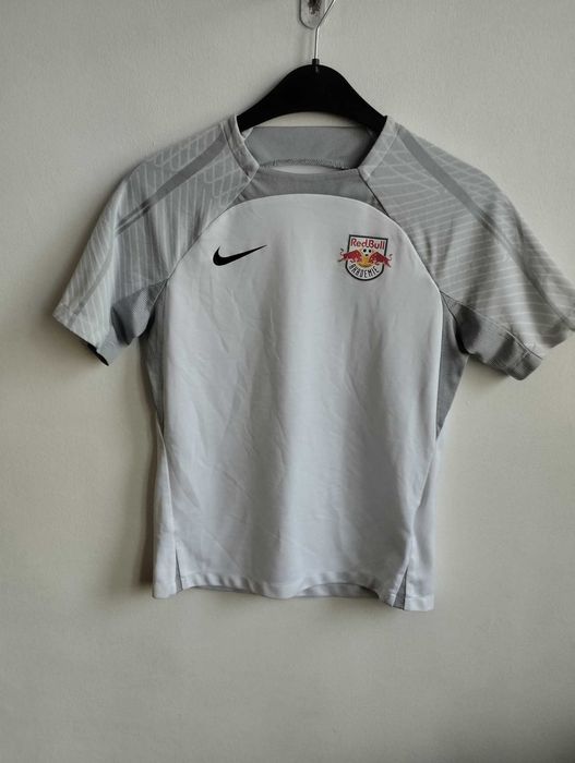 Nike детска тениска за ръст 147-158 . Перфектно състояние.