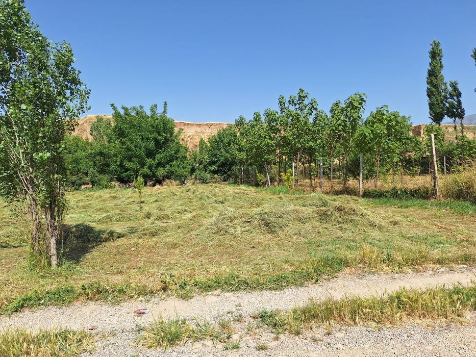 Oqtoshda 6sotix yer maydoni sotiladi.Gorbatiy mostdan 1.5km