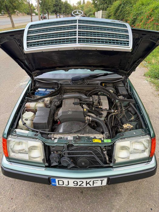 Mercedes-Benz W124 220E (1992) – Vehicul Istoric | Spania | Malachitgrün