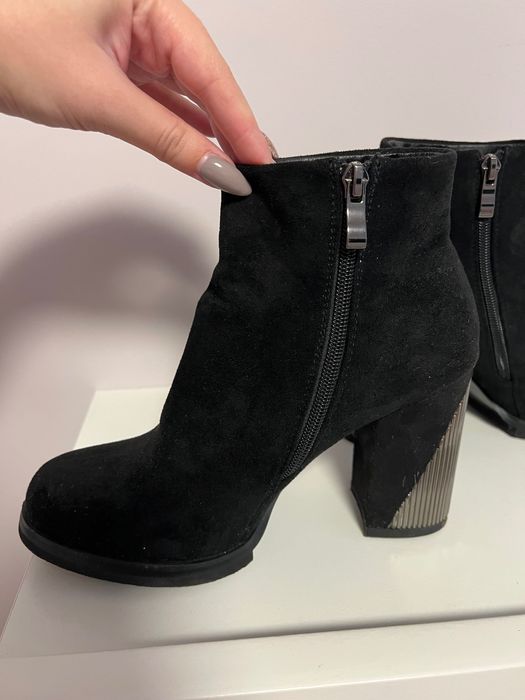 Велурени боти с интересен ток