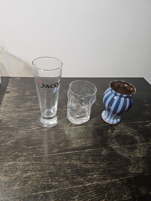 Пласмасови кани и три стъклени чаши