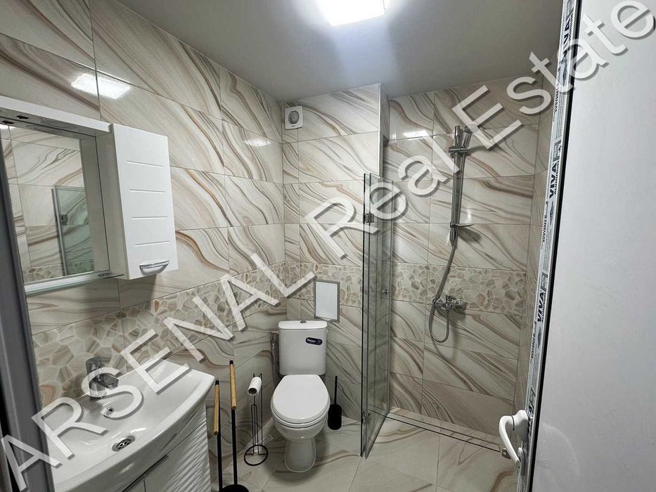 Полуобзаведен тристаен апартамент под наем, Център