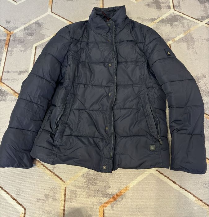 В продаже мужские куртки