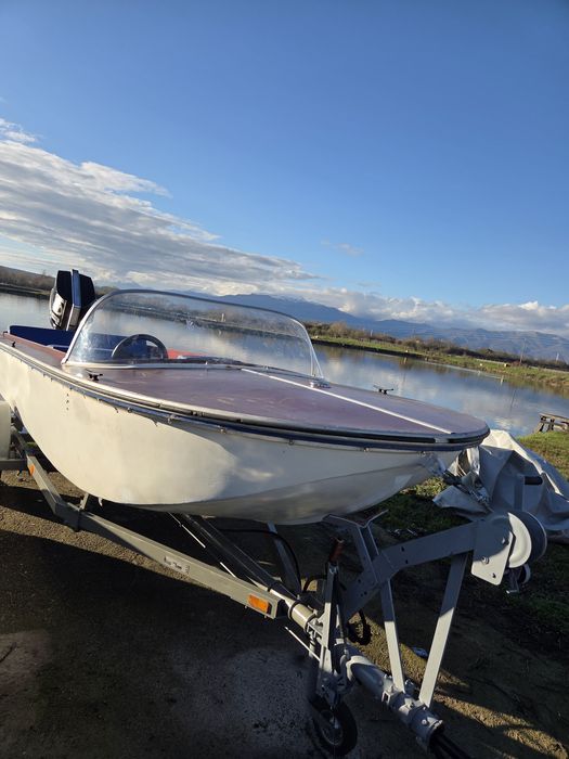 Продавам моторна лодка