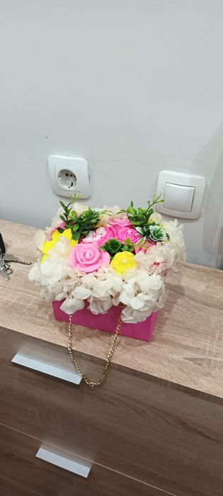 Ароматни свещи във формата на изискана чантичка с цветя.