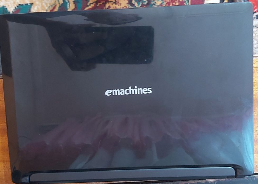 Netbuk sotiladi 1mln 300