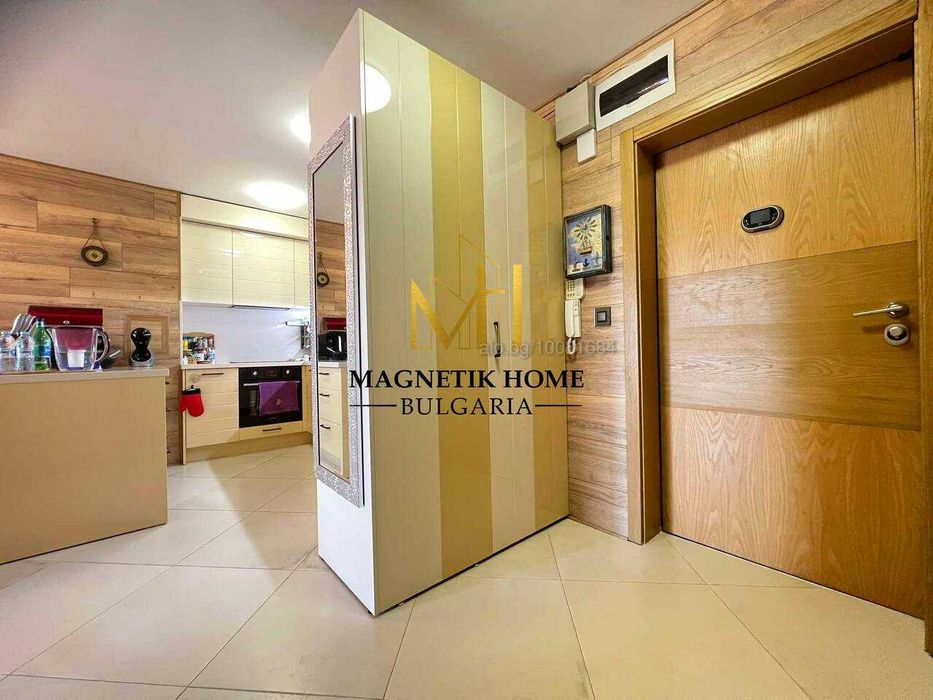 Луксозен двустаен апартамент с 2 бани и паркомясто в супер център