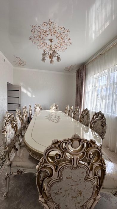 Стол и стулья для гостиной