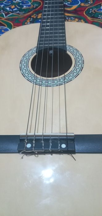 Classik gitara sotiladi