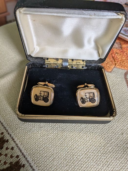 Butoni vintage aurii inscripționați cu mașină de epocă