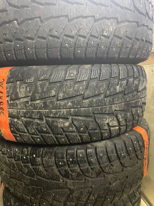 Продам резину на 17/285/65