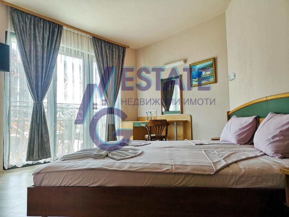 Продава целогодишно работещ Хотел в центъра на  кк.Слънчев Бряг