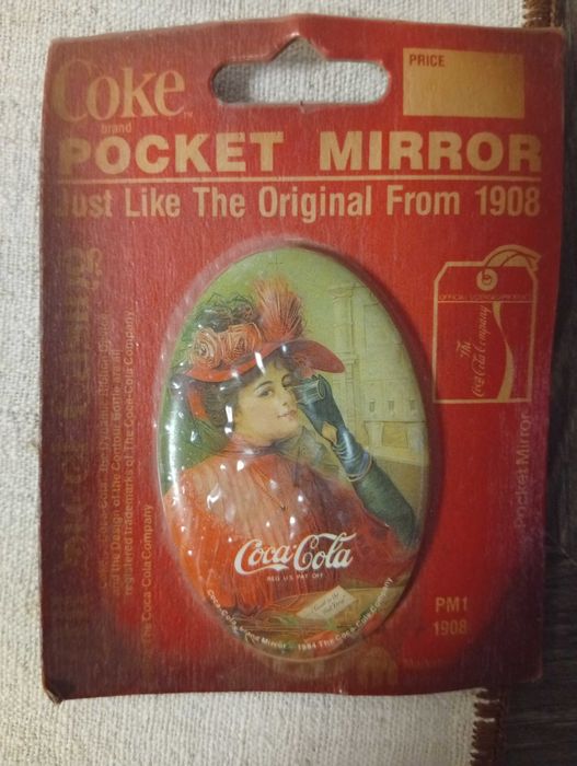 Джобно винтидж Оригинален.огледало Coca- Cola с овална форма включващо рекламен сувенир от 1908 .