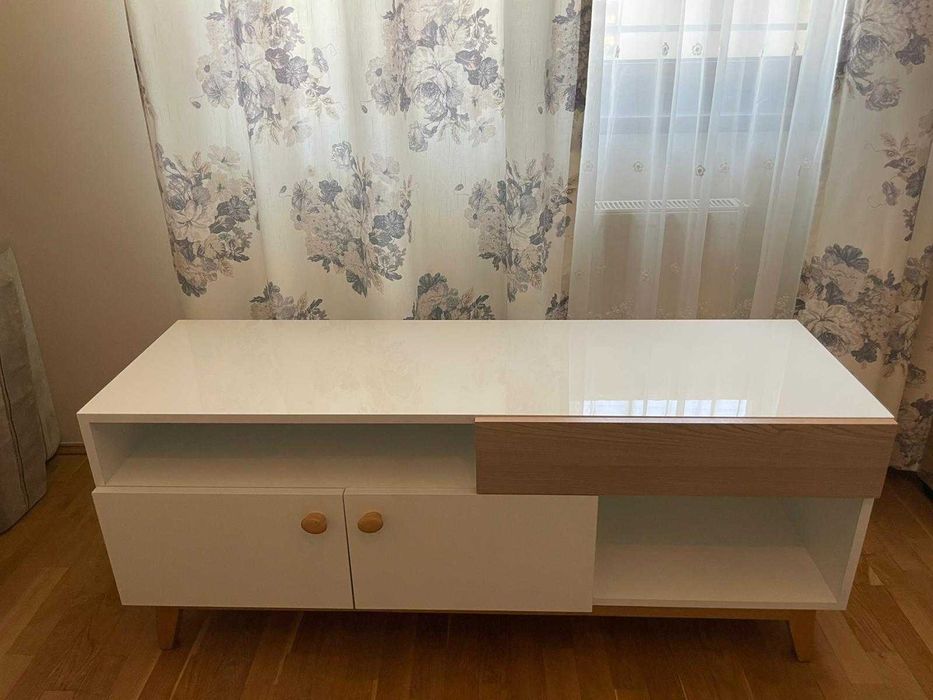 Comodă modernă stil Scandinav, MDF lucios & fag, făcută la comandă