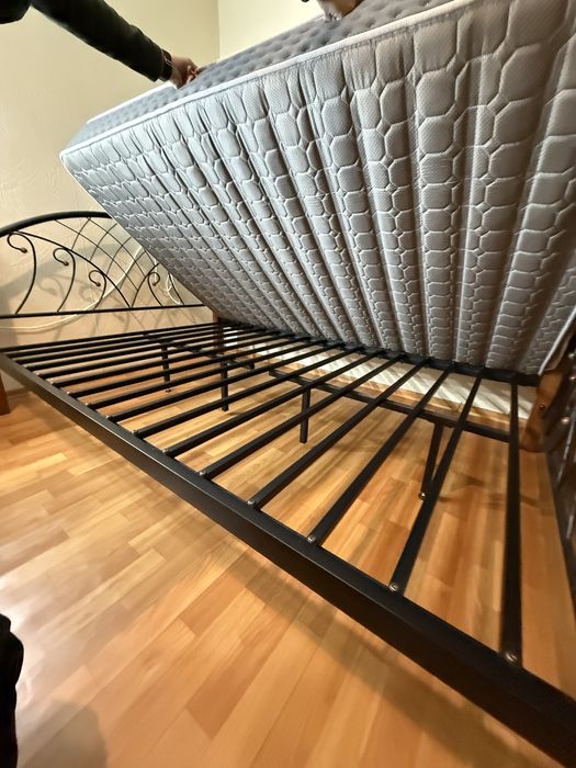 Кровать с матрасом 140*200