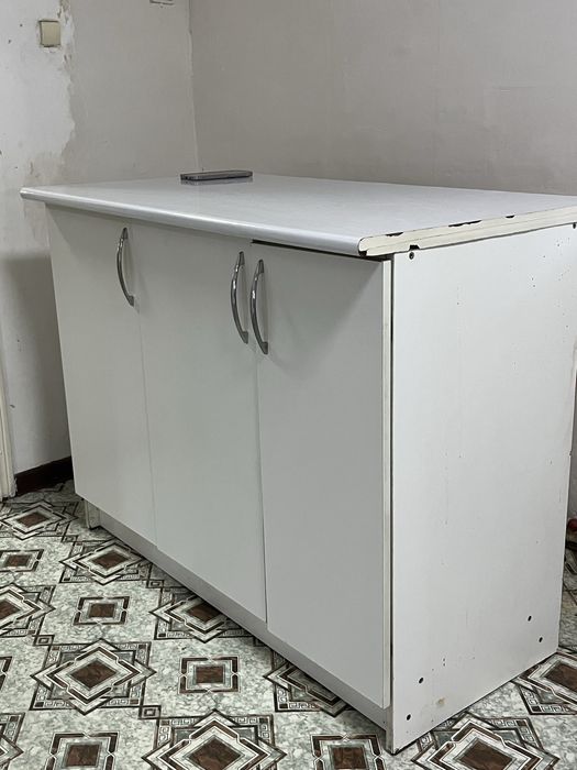 Белый шкаф для прижожка