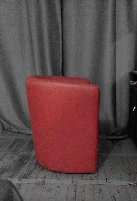 Красное кожаное кресло