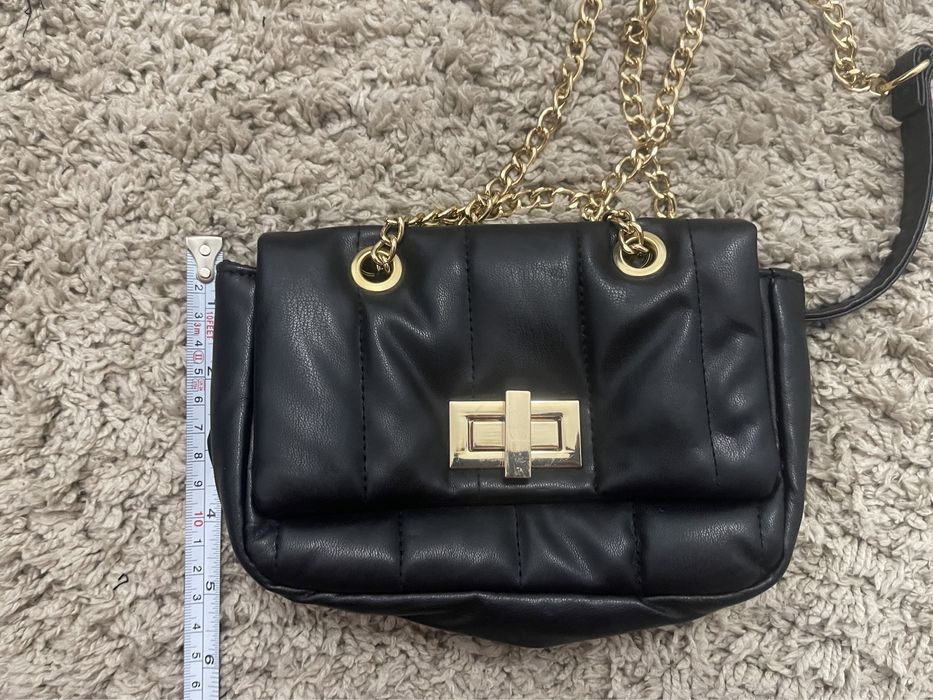 Geanta neagra cu lant auriu. Marca Cropp