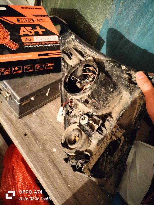 Фары таета авенсис  2008