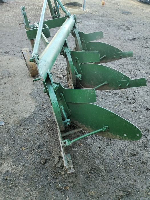 Vând două pluguri pp4 în stare bună de funcționare