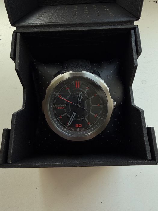 Часы Diesel.