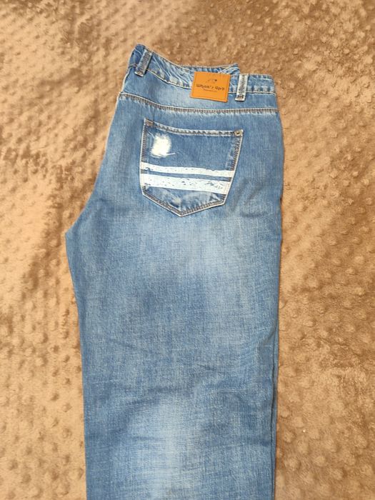 Продам женские джинсы.