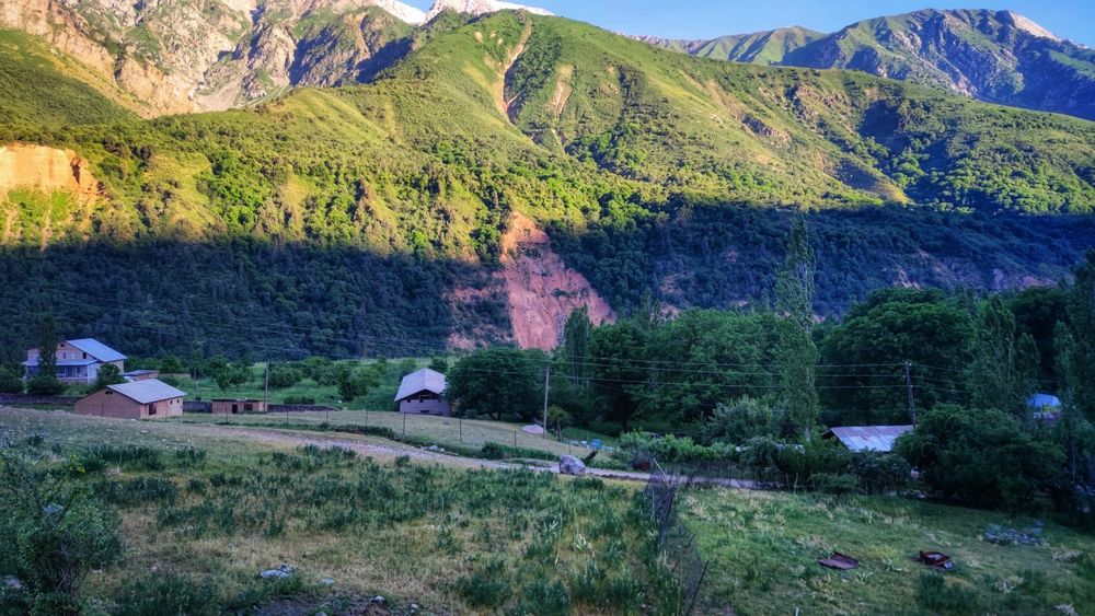 Bostanlik tumanida 10 sotiqdan 25 sotiqgacha manzarali yer sotiladi