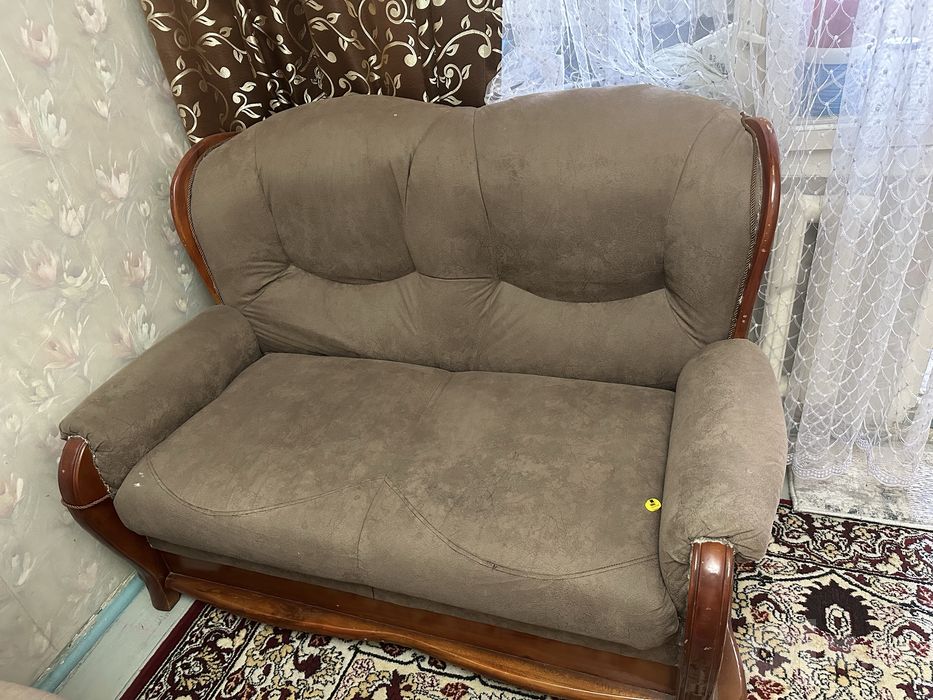 Диван в гостиную из дерева 4 предмета / zalga divan Б/У