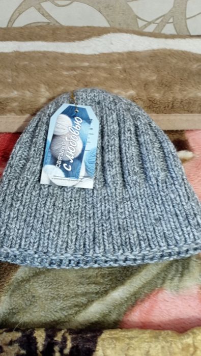 Продаю две мужские шапки.