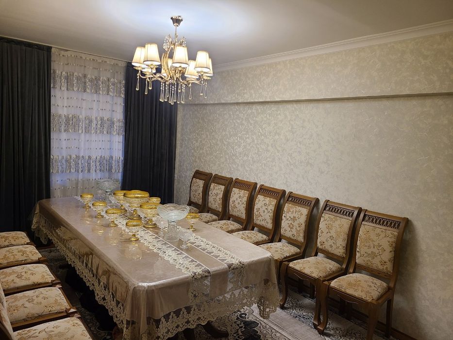 Стол стул сотилади чинор дарахтидан килинган.