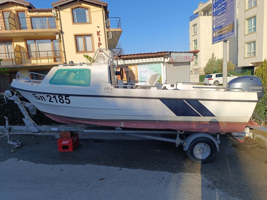 Лодка с извънбордов двигател