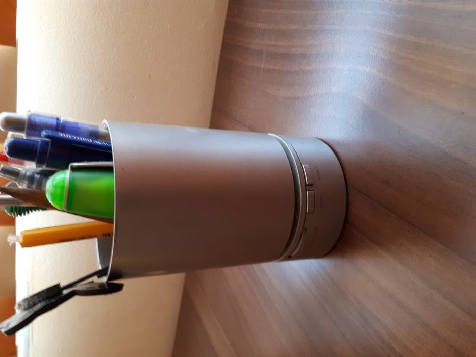 Радио с батерии-служещо и за моливник