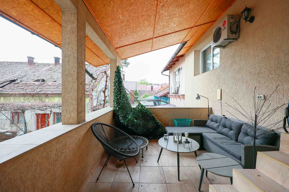 De închiriat - Casa la curte comuna ultracentrala (recent renovata)