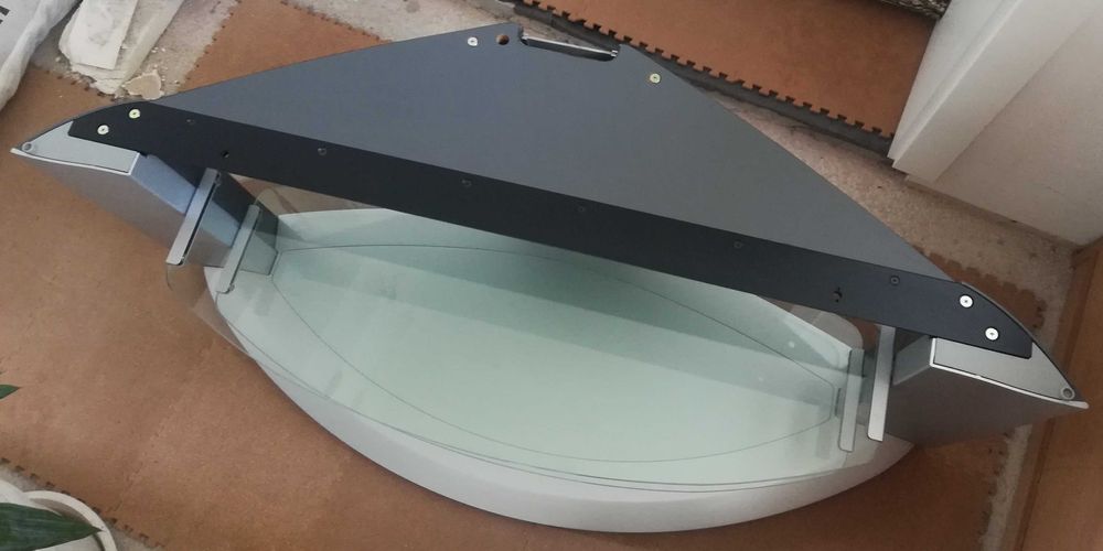 Поставка за телевизор с рафтове