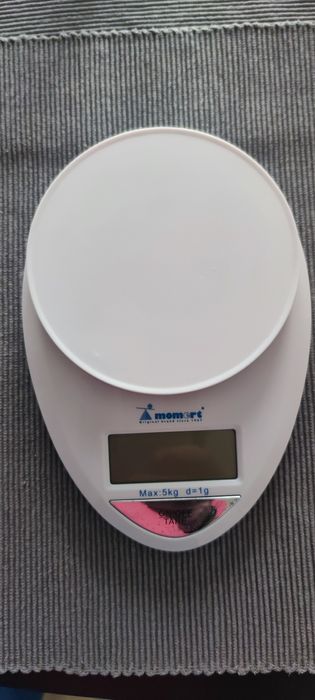Кантари за грамаж. Един дигитален и един аналогов.