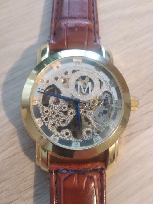 Елегантен мъжки часовник скелятон.