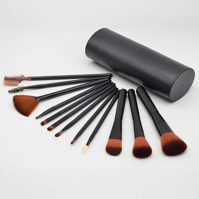 Комплект професионални четки за грим 12 броя с калъф