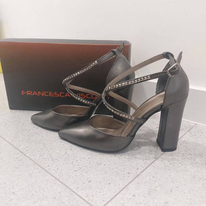 Дамски обувки на висок ток