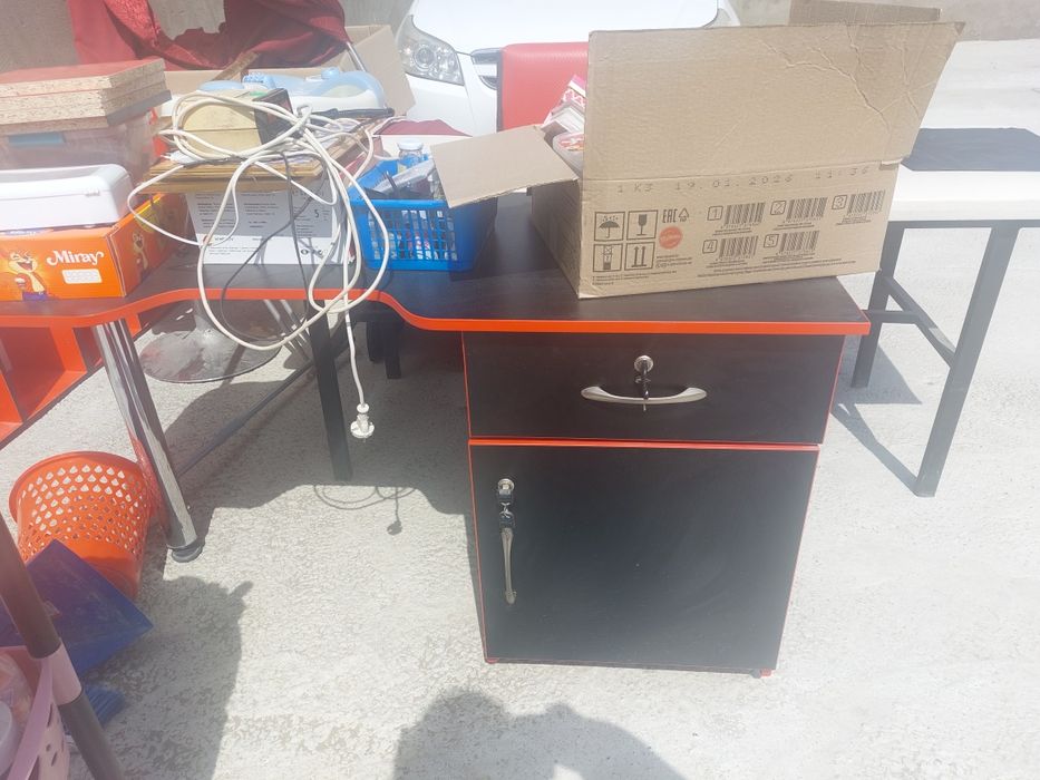 Маникюрный стол сотилади