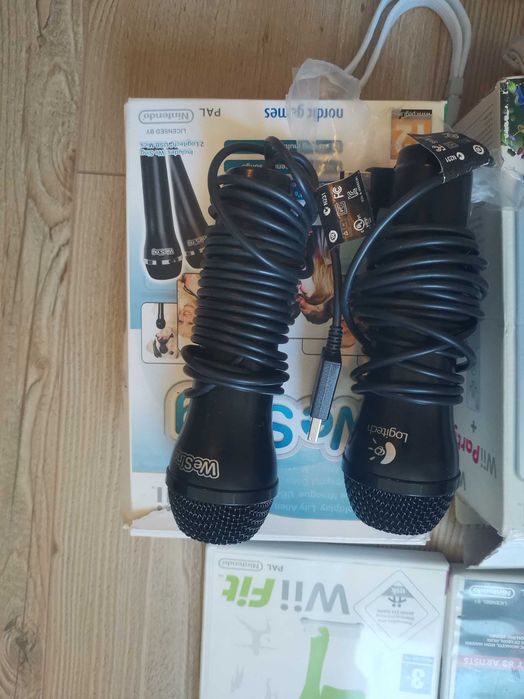 Продавам конзола Nintendo Wii с аксесоари и игри