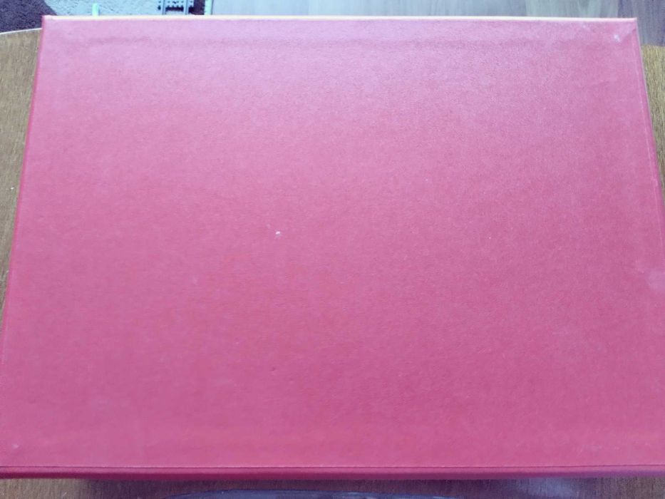 Червена подаръчна кутия