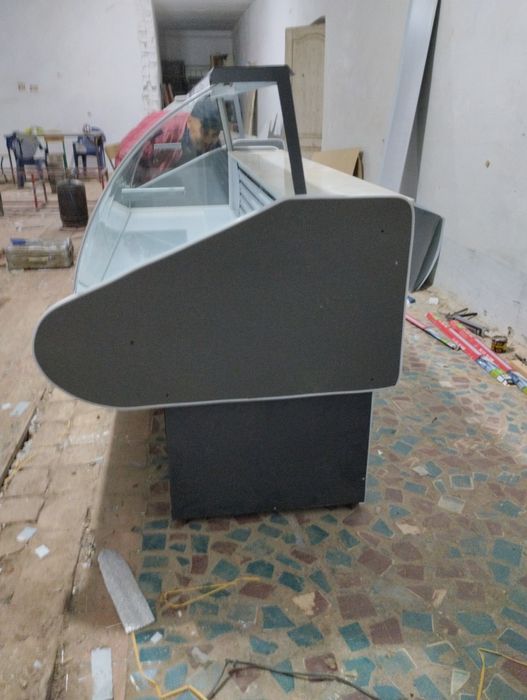 Vitrina Kalbasa simetana  uchun xaladilnik vetrina