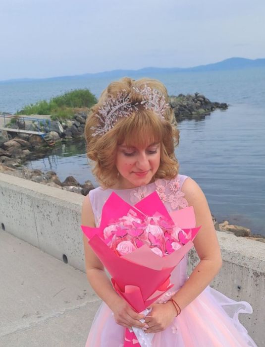 Розова бална рокля