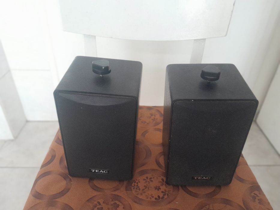 Колони Teac .   .